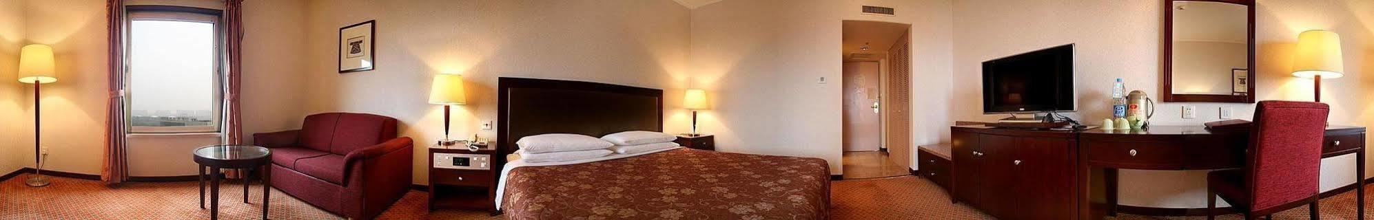 Hotel International Airport 4*